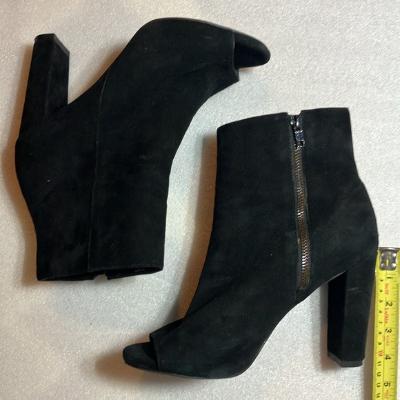 Steve Madden Mannzo peep toe suede booties. - Picture 2 of 4